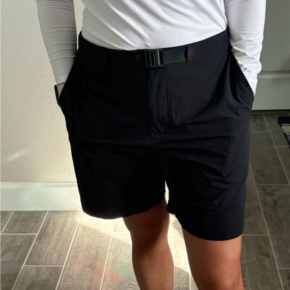 On Cloud Black Women's Dri-fit Shorts Size Medium Like New